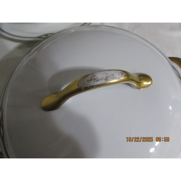 Meito China serving pieces covered dish and gravy boat with under plate Helena - Picture 2 of 9